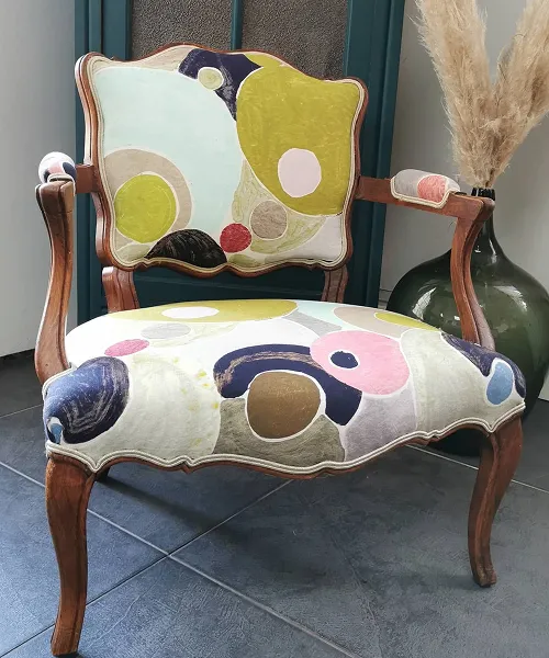 Fauteuil vintage restauré avec coussin coloré style pop art