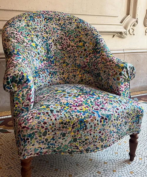 Fauteuil vintage restauré à motifs floraux colorés