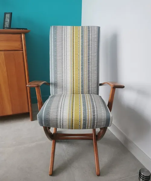 Fauteuil vintage restauré à motifs striés gris et jaune
