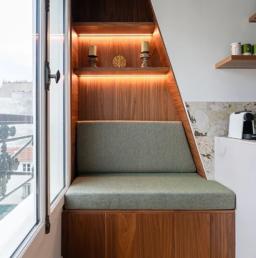 Banquette sur mesure intégrée dans un meuble en bois